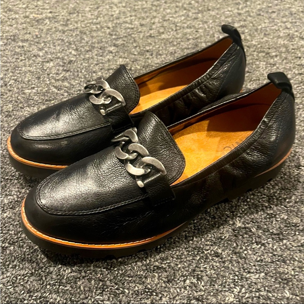 Women's Vionic Black Cynthia Leather Arch Support Loafers sz 9.5